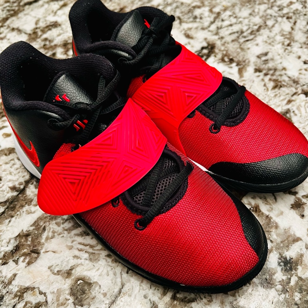 Nike Kids Kyrie Flytrap Causal Basketball Shoes. Big kid size 6.5Y.